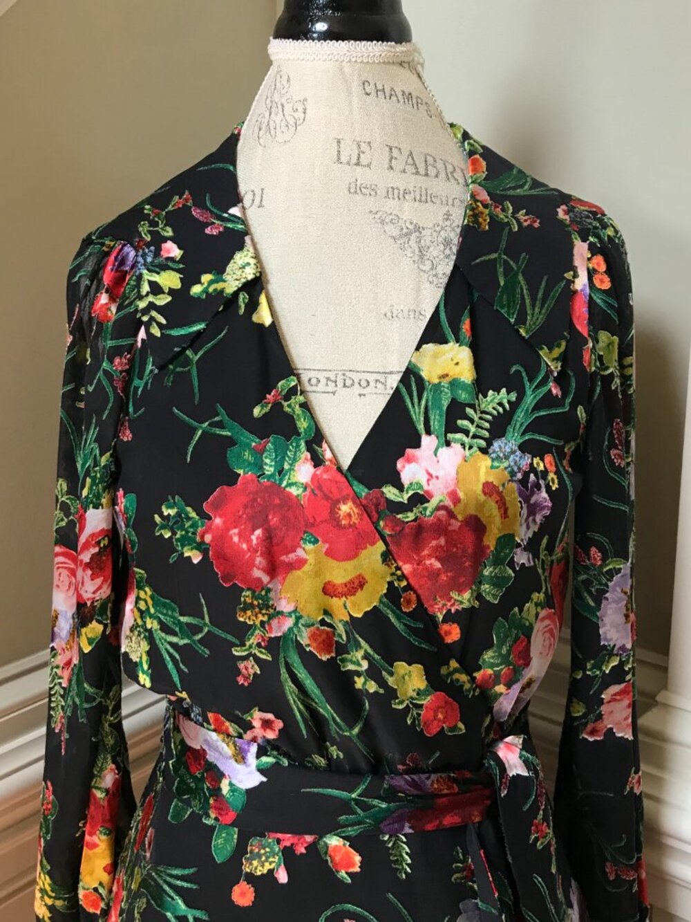 NWT Alice + Olivia Abney Wrap Midi Dress Womens 8 Black Red Floral V-Neck NEW - Picture 7 of 11